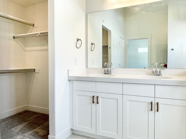 Building Photo - Bright & Beautiful Townhome in American Fork!