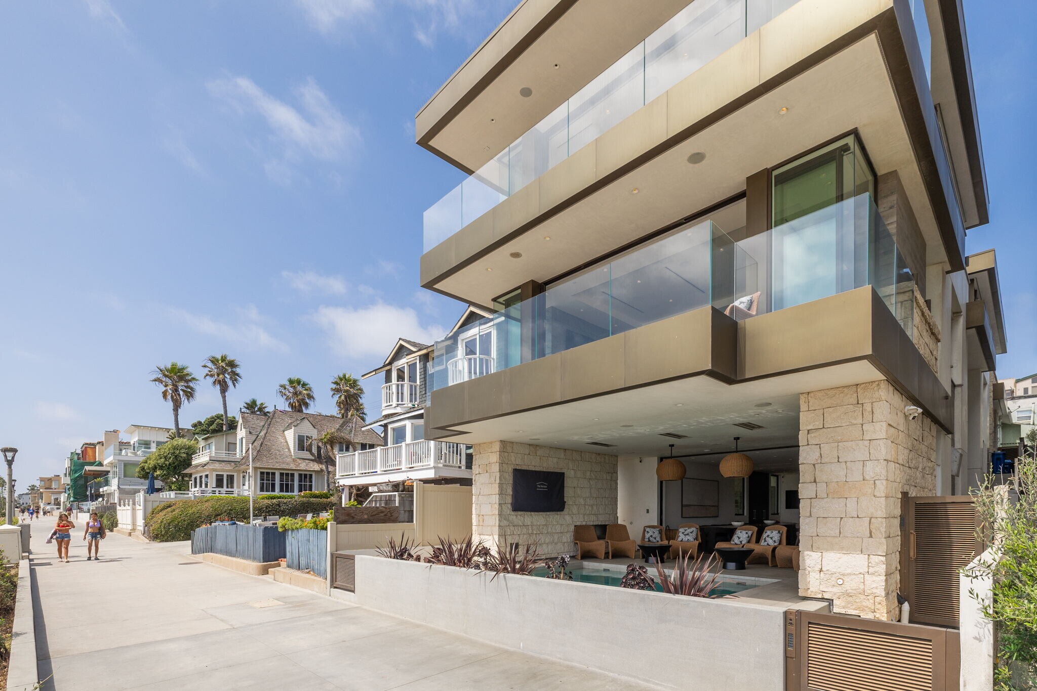 Building Photo - 716 The Strand