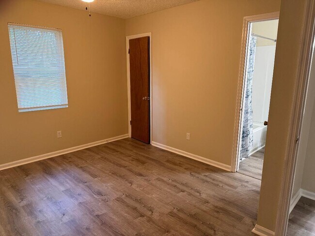 Building Photo - 1548 Hamilton Dr