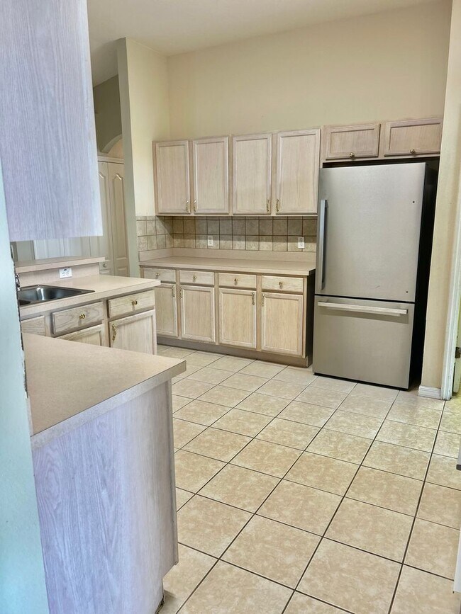 Building Photo - 4 BEDROOM - GATED TWIN LAKES SUBDIVISION -...