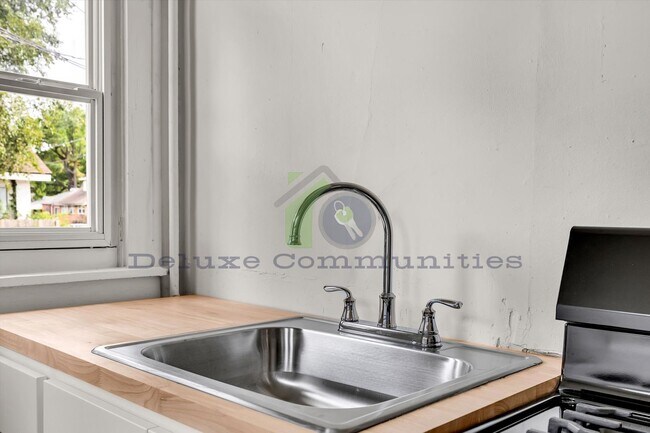Building Photo - Charming 1 Bedroom with Natural Light & Ba...