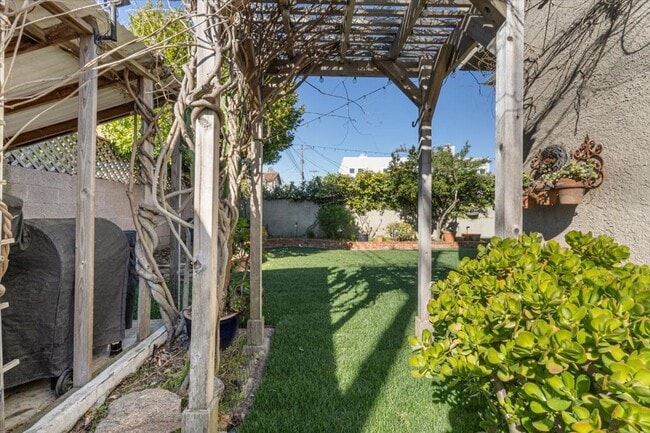 Building Photo - Beautiful & Spacious South Torrance Home