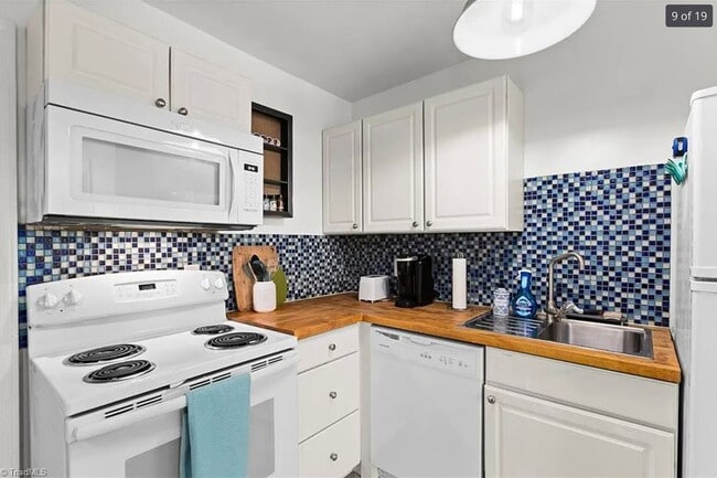 Building Photo - 2 bedroom/1.5 bathroom townhome in Ardmore