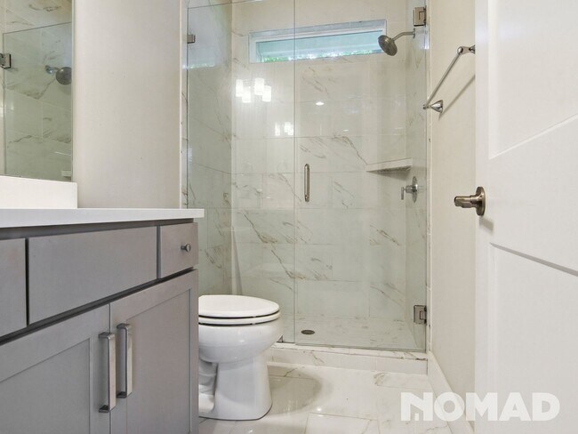 Building Photo - Stunning Modern 2-Bedroom, 2-Bath Apartmen...