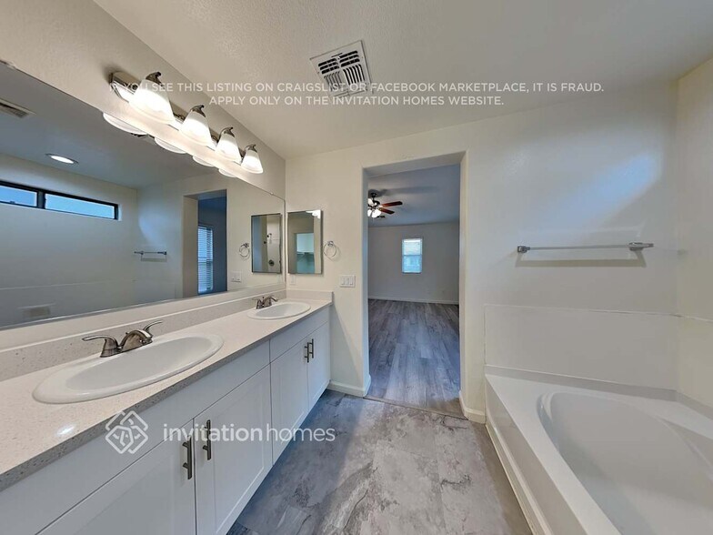 Building Photo - 5853 E Hoover Ave