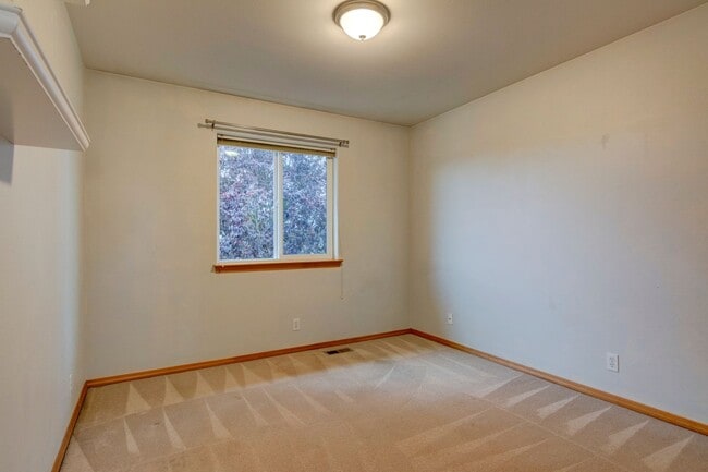 Building Photo - Stunning 4 Bedroom, 2.5 Bathroom Home With...
