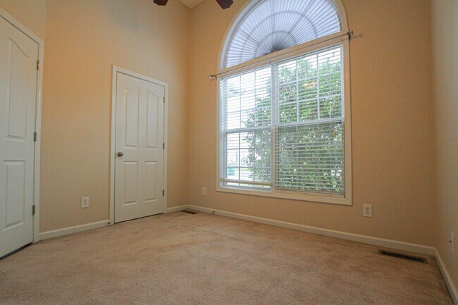 Building Photo - Pet Friendly Three Bedroom!