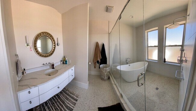 Building Photo - Luxury 5 Bedroom Townhouse