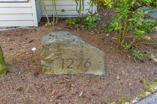 Building Photo - 1264 Bellevue Way NE