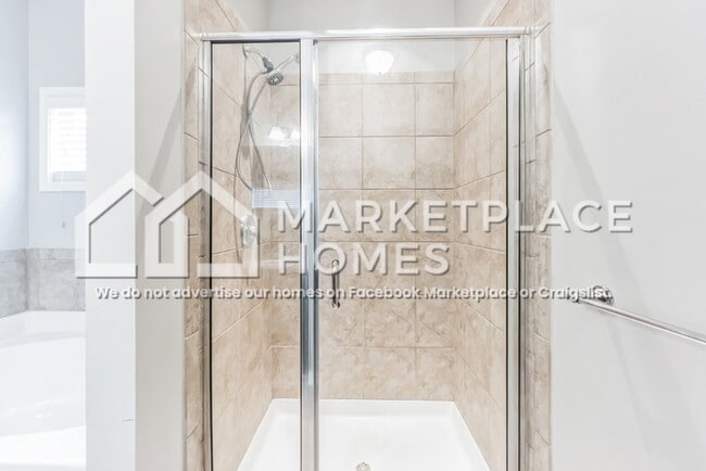 Building Photo - 440 Tree Line Dr