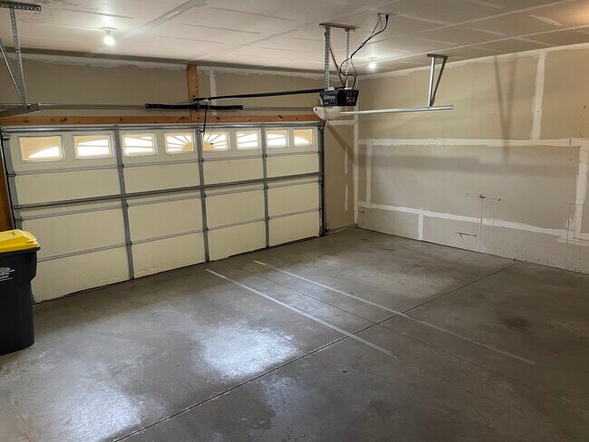 Building Photo - 1900 Crooked Ave