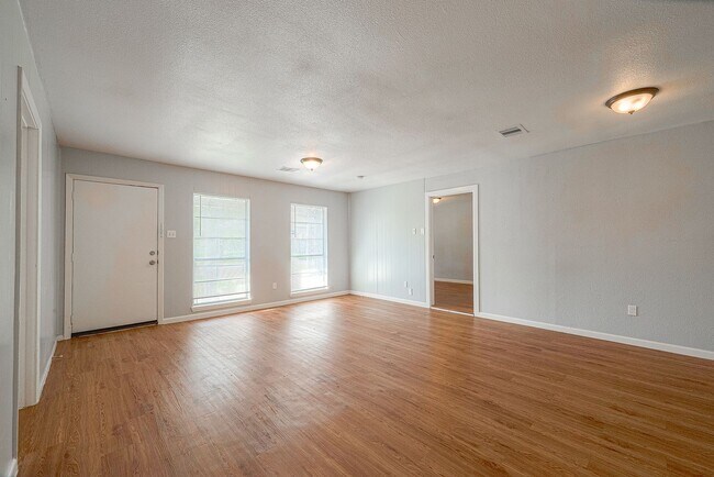 Building Photo - Affordable and Spacious 4-Bedroom, 2-Bath Convenient South Houston Home Near Medical Center & Cit...
