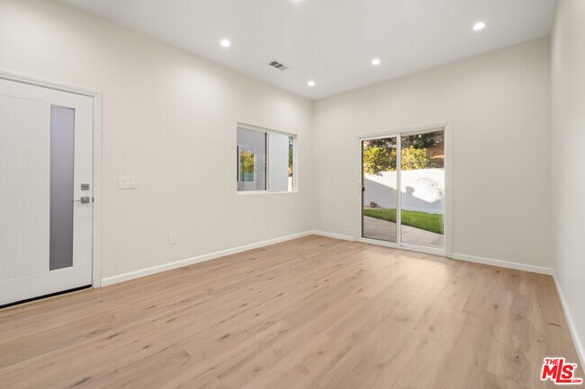 Building Photo - 4824 Saloma Ave