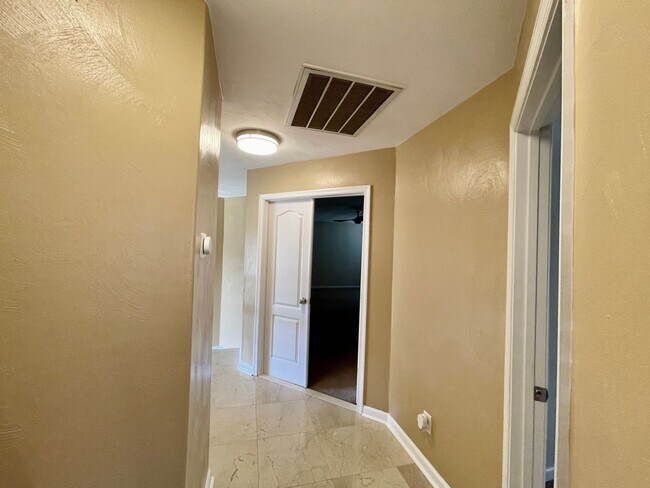 Building Photo - Beautiful large Castleton home