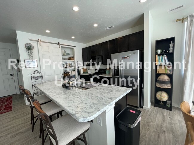 Building Photo - Beautiful Townhome in Pleasant Grove