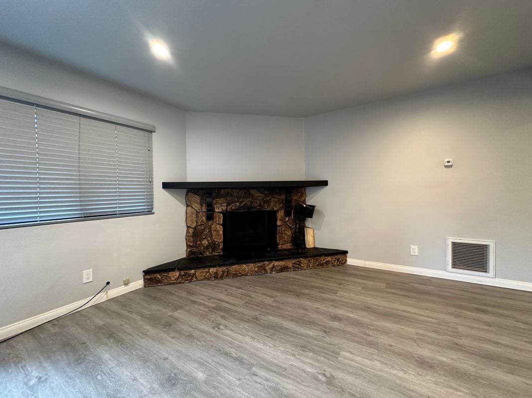 Building Photo - 1362 Club View Dr