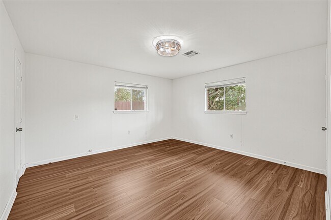 Building Photo - 2515 Baycrest Dr