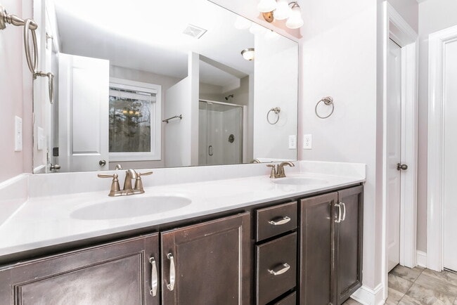 Building Photo - 190 Grey Hawk Dr