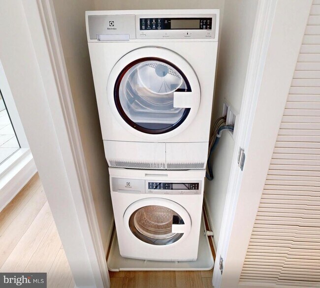 Building Photo - 1201 Half St SE