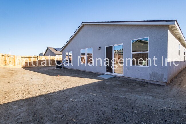 Building Photo - 4 Bedroom/2 Bath Home with Solar in the Desired Southwest!