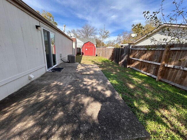 Building Photo - Cute 2 Bedroom 1 Bath