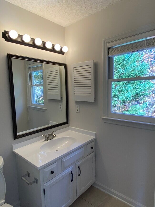 Building Photo - 118 W Skyhawk Dr