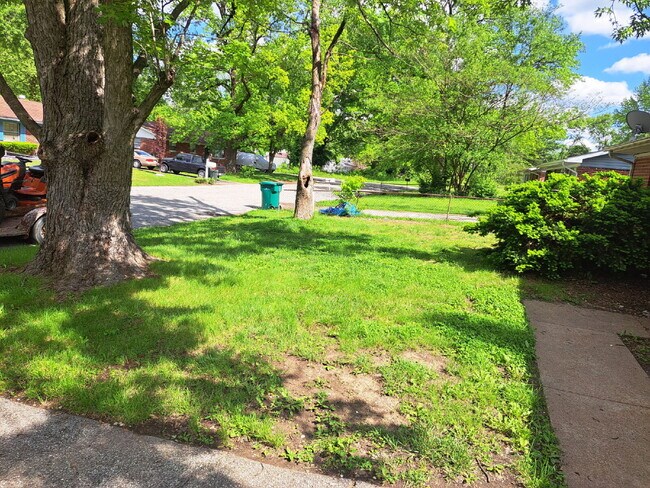 Building Photo - "3-Bedroom Quiet Neighborhood !"