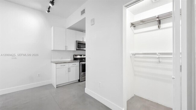 Building Photo - 1536 NW 15th Ave