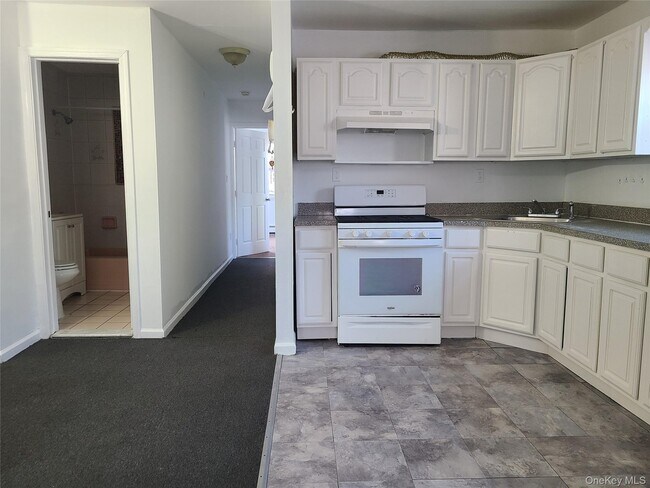 Building Photo - 61-52 148th Pl