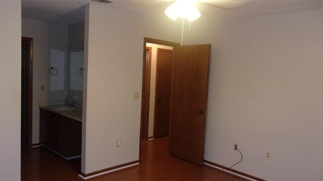 Building Photo - 10015 SW 90th Ct
