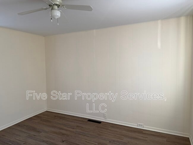 Building Photo - 421 W Reynolds St