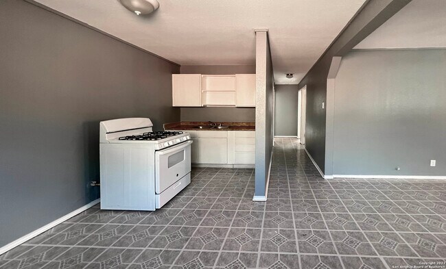 Building Photo - 915 Sams Dr