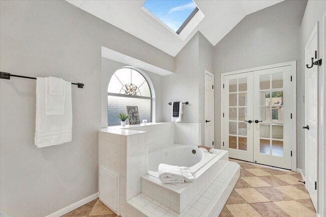 Building Photo - 15131 Cranbourne Dr