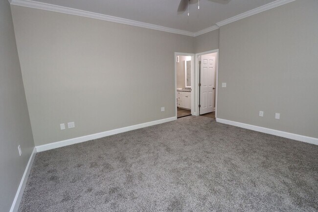Building Photo - Luxury 3BR/2BA Renovated Condo