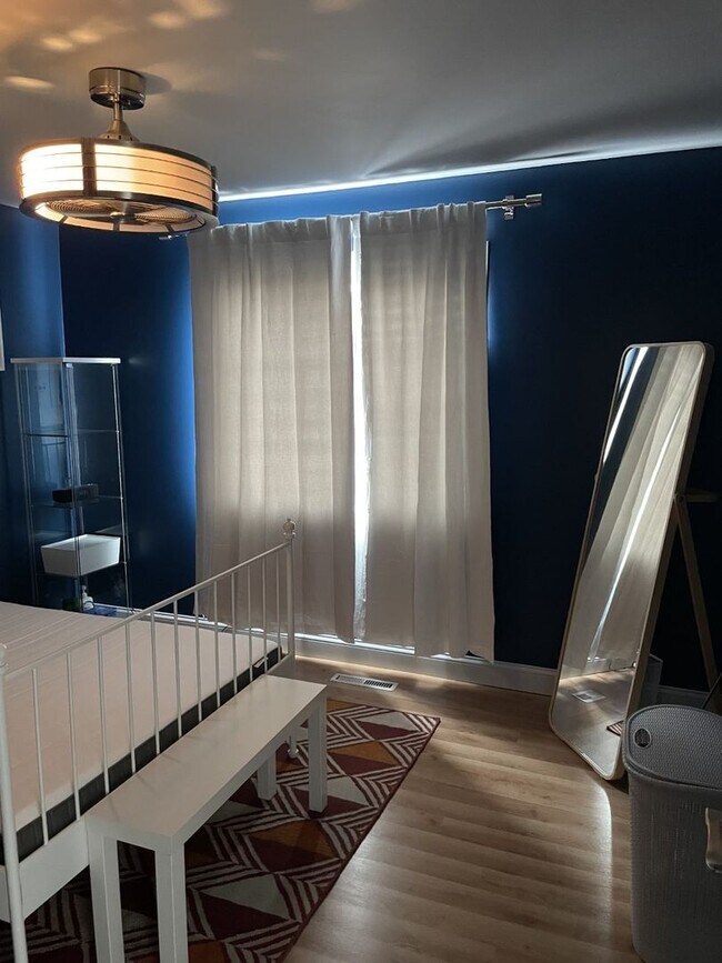Building Photo - Spacious Townhome 2Bed/1Bath- Available July 1