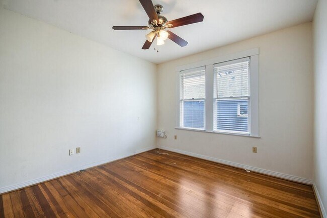 Building Photo - 609 Harthan St