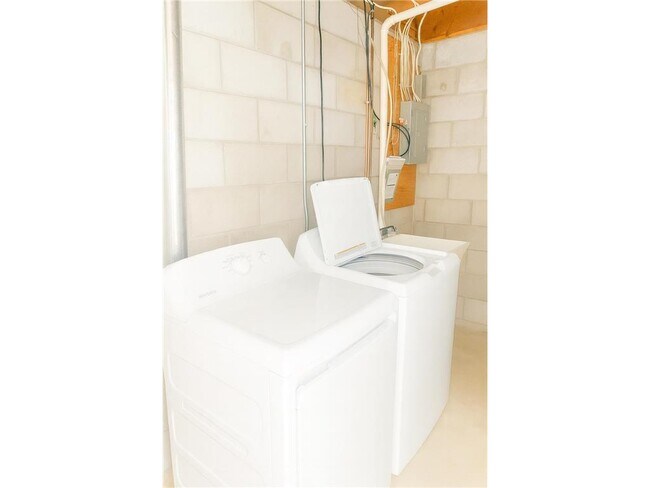 Building Photo - 9 Heights Rd NE