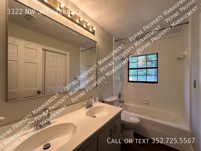 Building Photo - 3322 NW 39th Ter