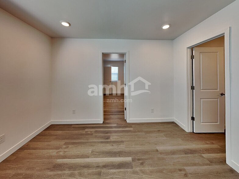 Building Photo - 6191 W Calle Lingo