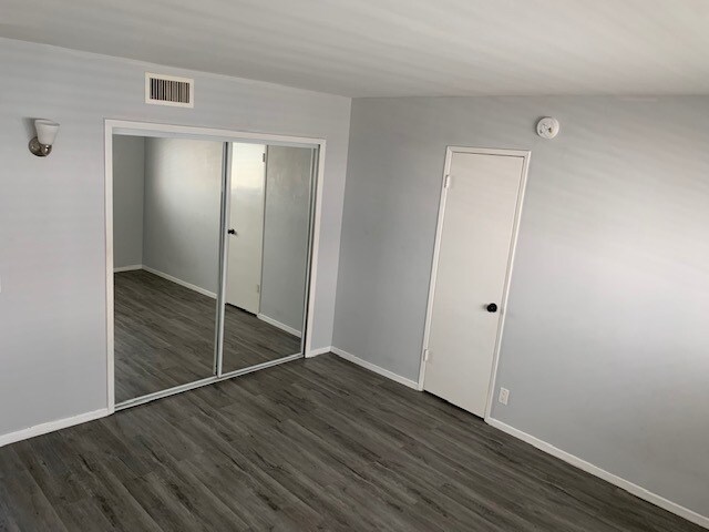 Building Photo - 11661 Montana Ave