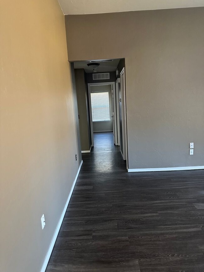 Building Photo - 4 Bd / 2 Ba in Valencia - Deer Creek Schools