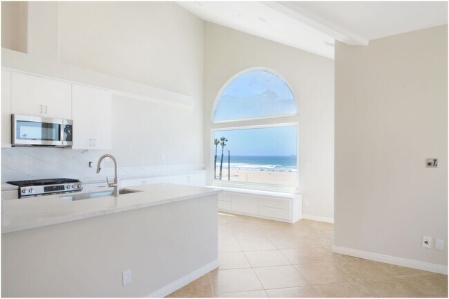 Building Photo - Oceanfront Penthouse in Huntington Beach!!