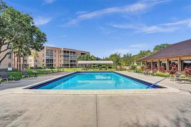 Building Photo - 1900 Sabal Palm Dr