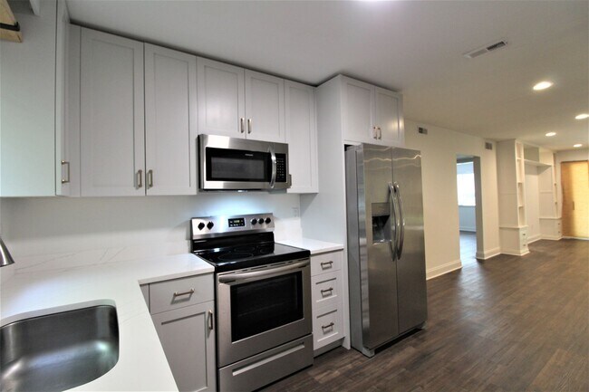 Building Photo - (Coming Soon) 2 Bedroom Condo In South Park!