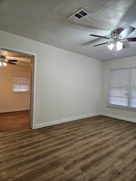 Building Photo - 978 Van Zandt St