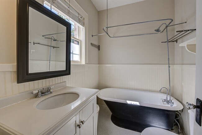 Building Photo - 1001 Bomar St