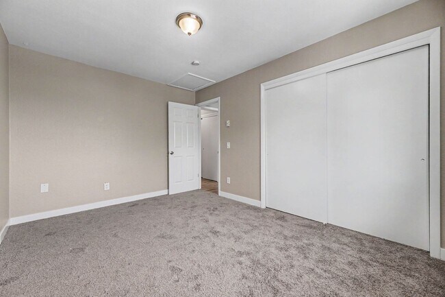Building Photo - FOR RENT! Beautifully Remodeled 2 Bed/1 Bath Unit – Don’t Miss Out!