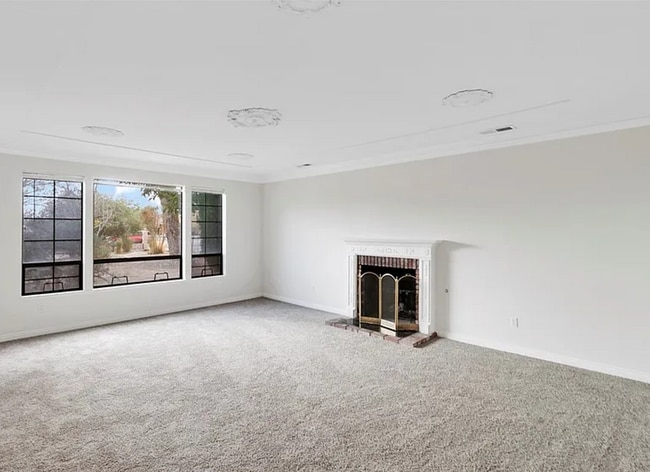 Building Photo - Spacious living, large yard, off street parking.  Available 11/5 Move In