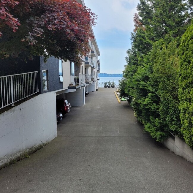 Building Photo - Charming 1 Bedroom Condo in Boutique Kirkl...