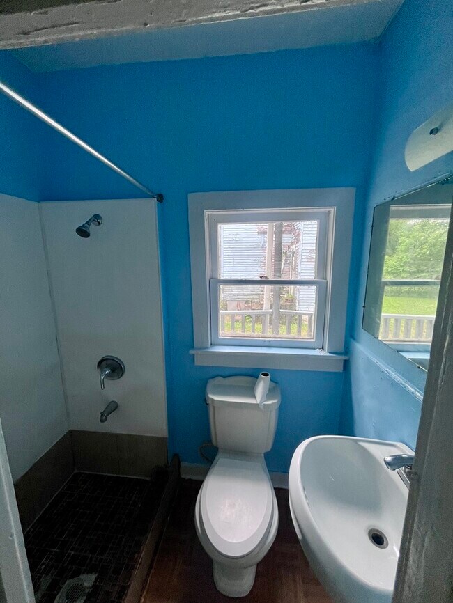 Building Photo - Newly Renovated Single Family Home!
